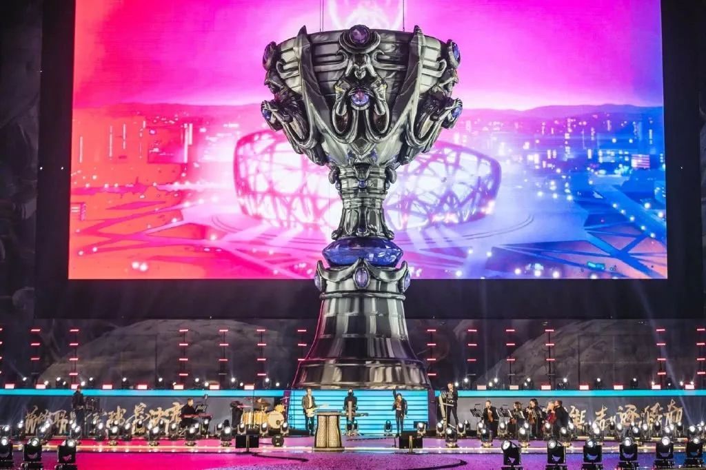 英雄联盟“克里斯关下门”的克里斯回归IG，马上就与超话粉丝互撕