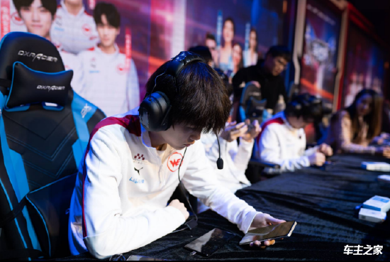 Corn的Yone完全压制了 Cool 的Akali，成功反击了 LetMe 的队伍，击败了 Mlxg 的队伍。