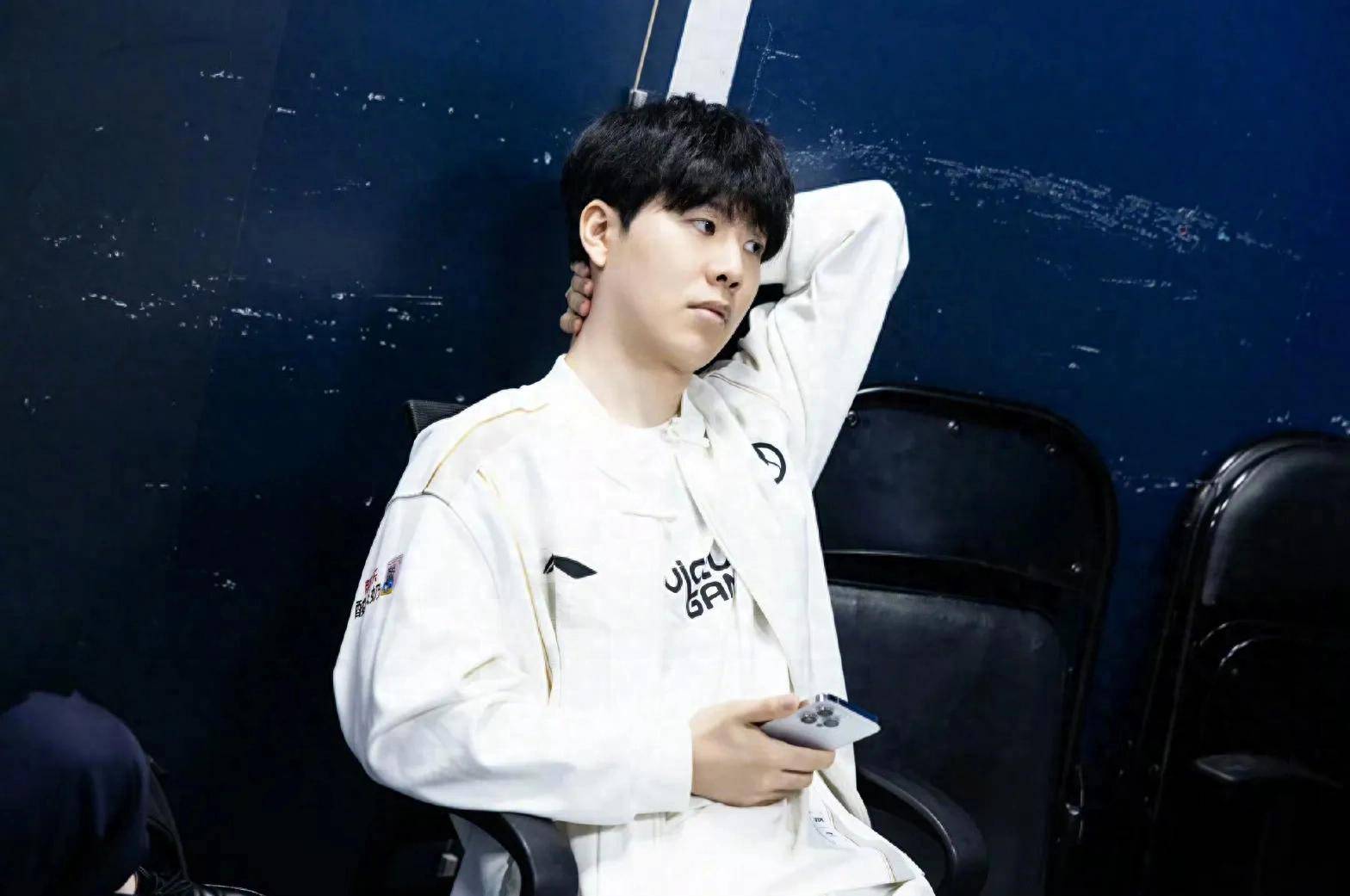 Aki：AL经理一直跟我讲Xiaohao是世一野，明天我要把他赢下